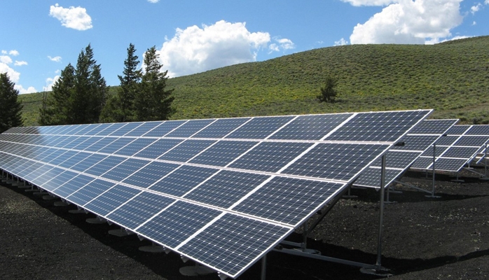 Panneaux solaires installés sur un hangar agricole : quid de la CFE ? 